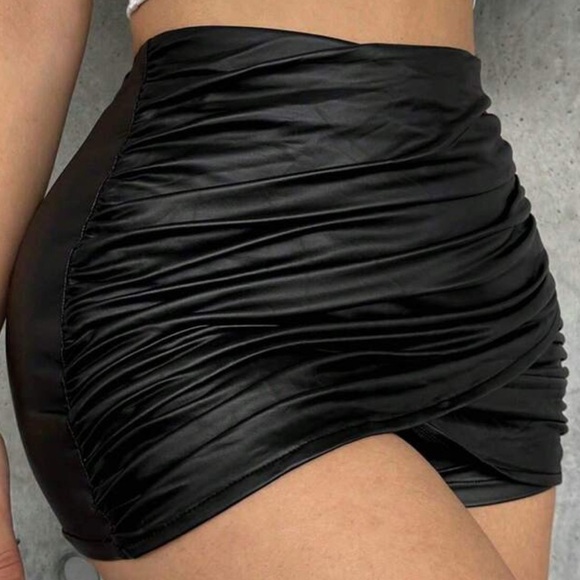 Black‎ Ruched Mini Skirt - Picture 1 of 3
